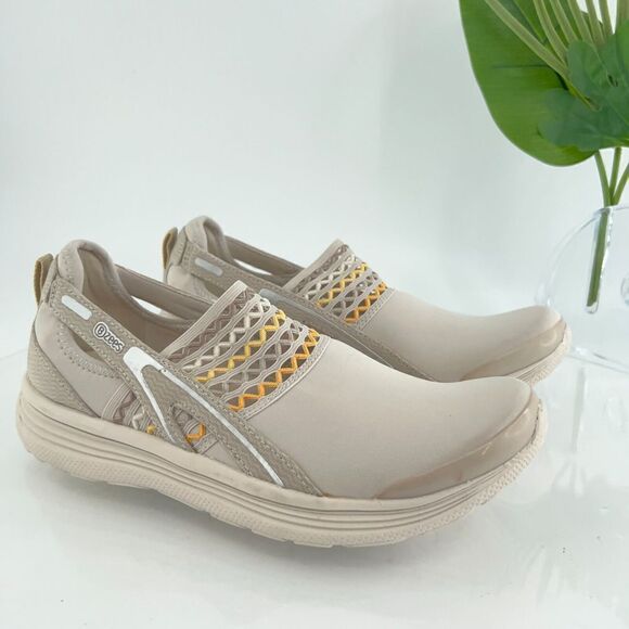 Bzees Women Sunny Slip On Size 7.5 Sport Flat Shoe Sneaker Beige Fabric Stretch - Picture 1 of 16